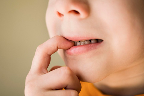 روش‌هایی برای درمان جویدن ناخن در کودکان