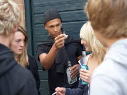 خطرات و عواقب سیگار را یادآوری کنید.