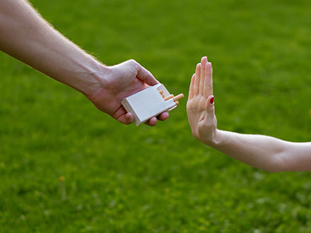 چطور تعارف به سیگار را رد کنیم؟