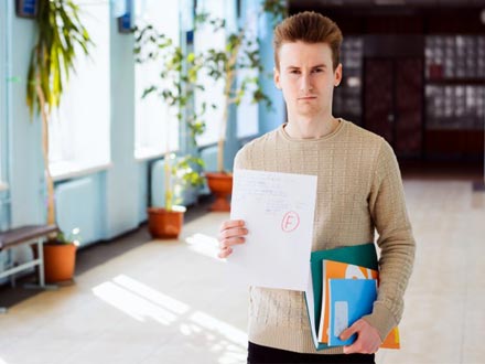 چه عواملی بر افت تحصیلی دانش‌آموزان تأثیرگذارند؟