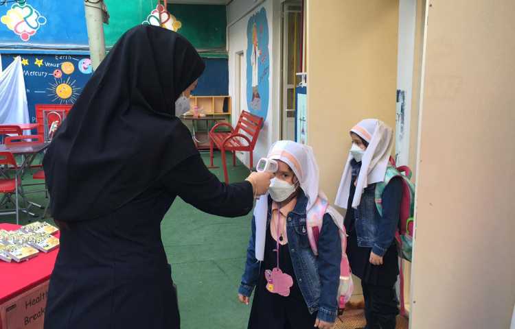 چک کردن تب و اکسیژن دانش اموزان هنگام ورود 1