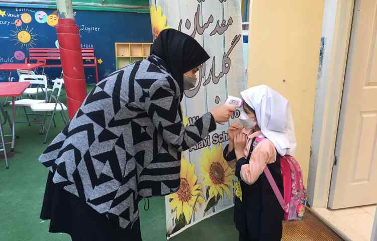 چک کردن تب و اکسیژن دانش اموزان هنگام ورود 2