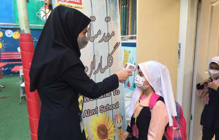 چک کردن تب و اکسیژن دانش اموزان هنگام ورود 2