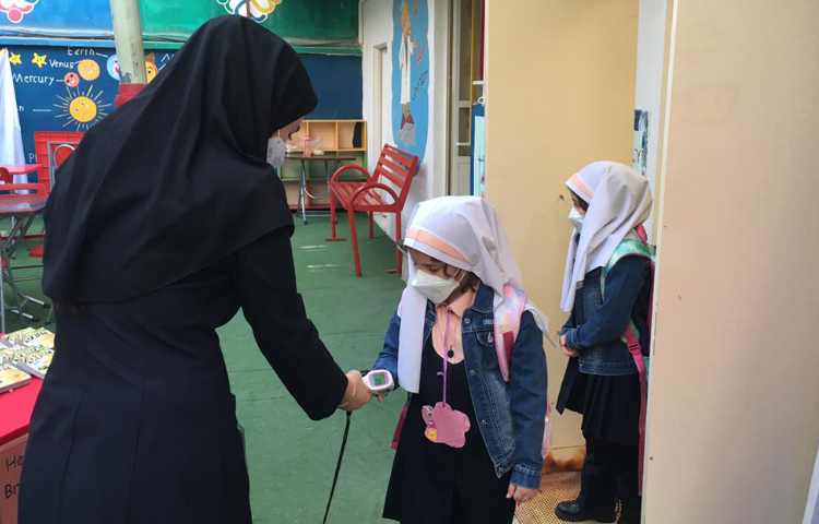 چک کردن تب و اکسیژن دانش اموزان هنگام ورود 2