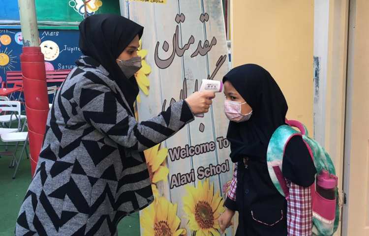 چک کردن تب و اکسیژن دانش اموزان هنگام ورود 3