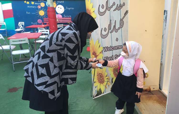 چک کردن تب و اکسیژن دانش اموزان هنگام ورود