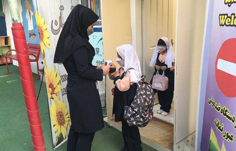 چک کردن تب و اکسیژن دانش اموزان هنگام ورود