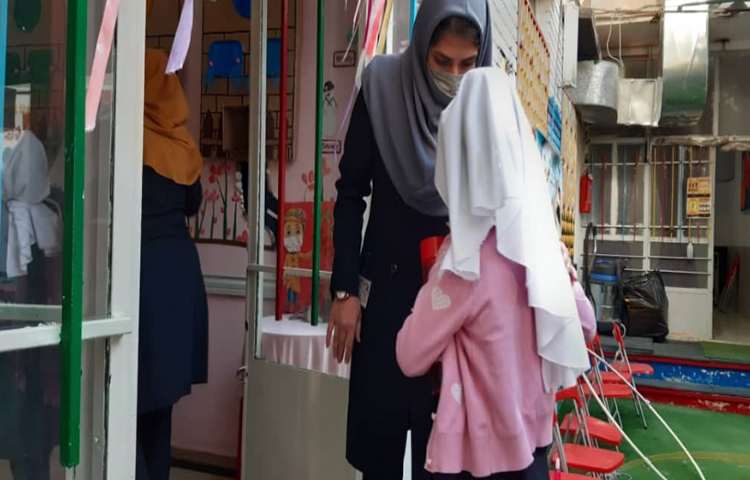 چک کردن ناخن دانش آموزان 2