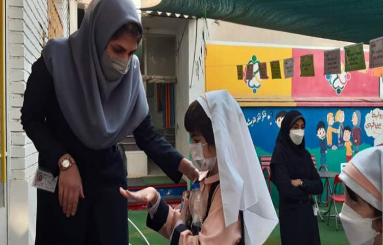 چک کردن ناخن دانش آموزان 3