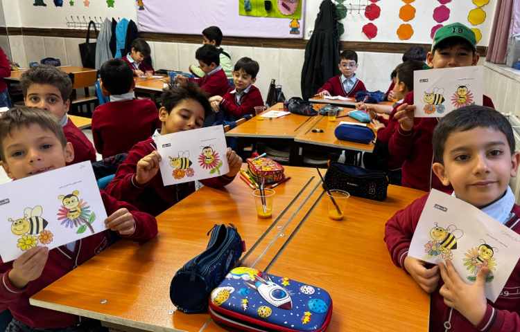 کاربرگ رنگ‌آمیزی (زنبور) با رنگ خوراکی زردچوبه 3