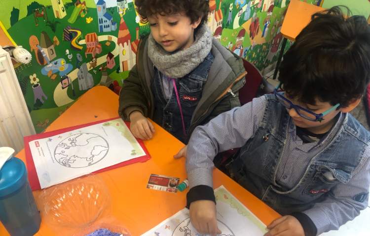 کاربرگ زمین پاک-دانش اموزان شکر را رنگ کردند و بعد کره زمین را تزیین کردند 3