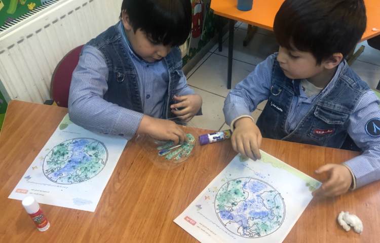 کاربرگ زمین پاک-دانش اموزان شکر را رنگ کردند و بعد کره زمین را تزیین کردند