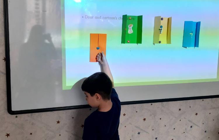 Knock the door and ask cartoon characters' names کارتون 1