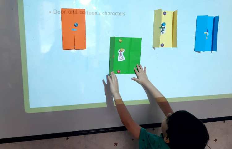 Knock the door and ask cartoon characters' names کارتون 2