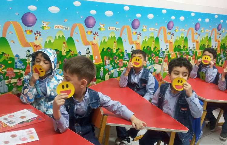 کاردستی استیکر (روز جهانی لبخند) 1