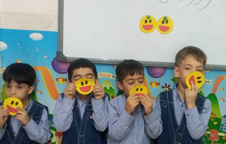 کاردستی استیکر (روز جهانی لبخند) 2