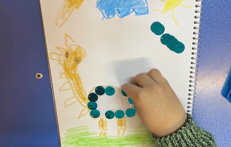 :کاردستی با پولک برای پوشش بدن دایناسور 3