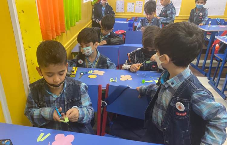 :کاردستی با کاغذ رنگی به شکل زنبور، کلاس پرتقال 3