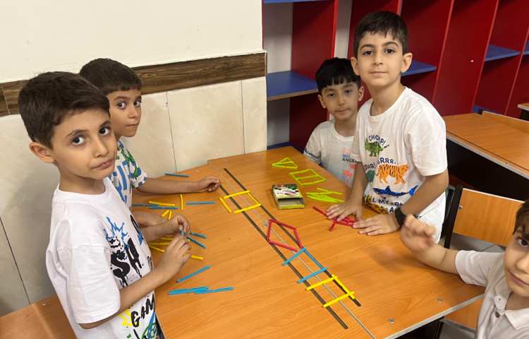 کاردستی رنگین کمان با هدف تقویت مهارت های حرکتی و افزایش دقت انجام شد. 1