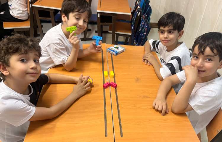 کاردستی رنگین کمان با هدف تقویت مهارت های حرکتی و افزایش دقت انجام شد. 2