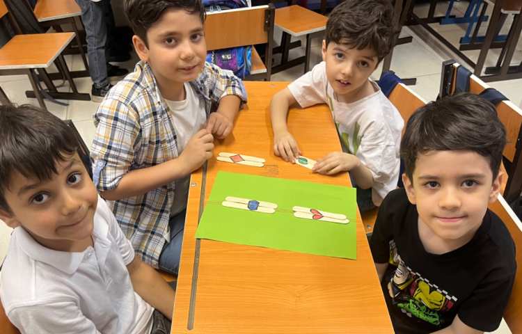 کاردستی رنگین کمان با هدف تقویت مهارت های حرکتی و افزایش دقت انجام شد. 3