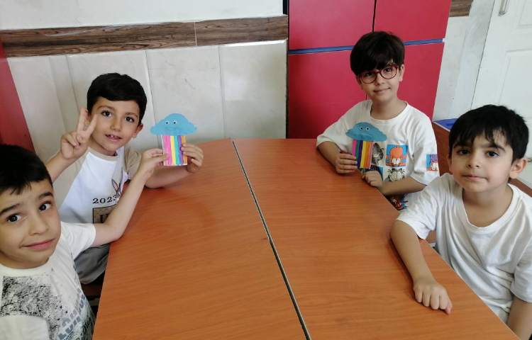 کاردستی رنگین کمان با هدف تقویت مهارت های حرکتی و افزایش دقت انجام شد