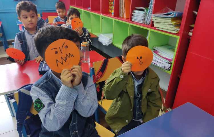 کاردستی صورتک شناخت احساسات مختلف یک انسان 4