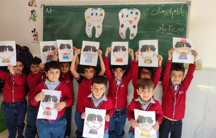 کاردستی کاشت دندان برای آدمک برای درس فارسی نشانه (د) در کلاس انجام شد 4