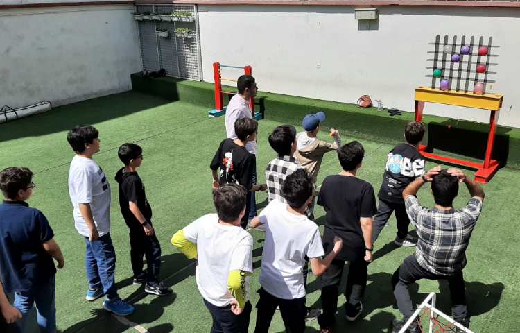 کارسوق مدرسه علوی شعبه دبستان 4