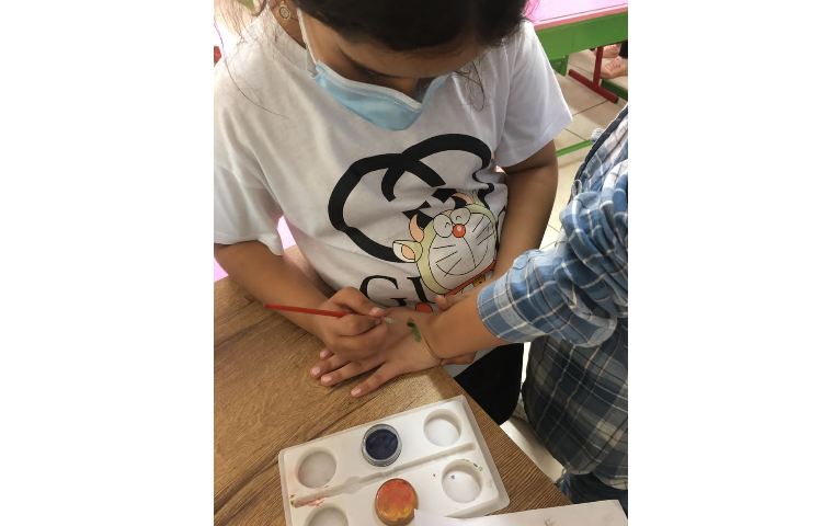 کارگروهی دانش آموزان در ساخت کاردستی مربوط به کشورها و پوستر دیواری آشنایی با فرهنگ ملل 1