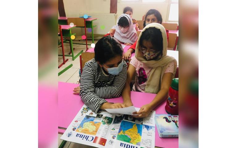 کارگروهی دانش آموزان در ساخت کاردستی مربوط به کشورها و پوستر دیواری آشنایی با فرهنگ ملل 2