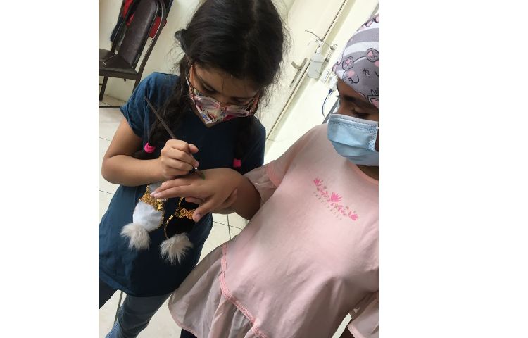 کارگروهی دانش آموزان در ساخت کاردستی مربوط به کشورها و پوستر دیواری آشنایی با فرهنگ ملل 4