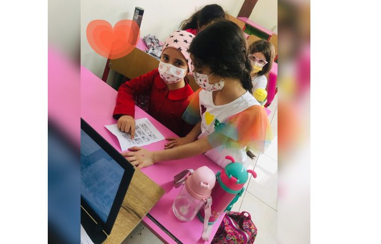 کارگروهی دانش آموزان در ساخت کاردستی مربوط به کشورها و پوستر دیواری آشنایی با فرهنگ ملل 5