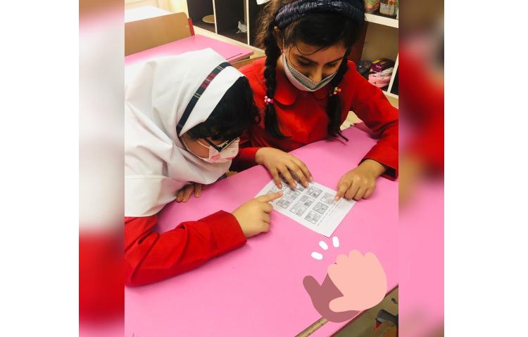 کارگروهی دانش آموزان در ساخت کاردستی مربوط به کشورها و پوستر دیواری آشنایی با فرهنگ ملل 6