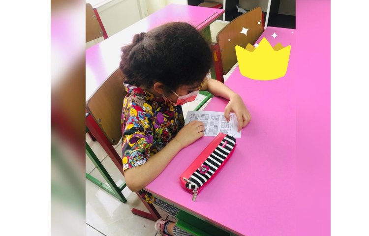 کارگروهی دانش آموزان در ساخت کاردستی مربوط به کشورها و پوستر دیواری آشنایی با فرهنگ ملل 8