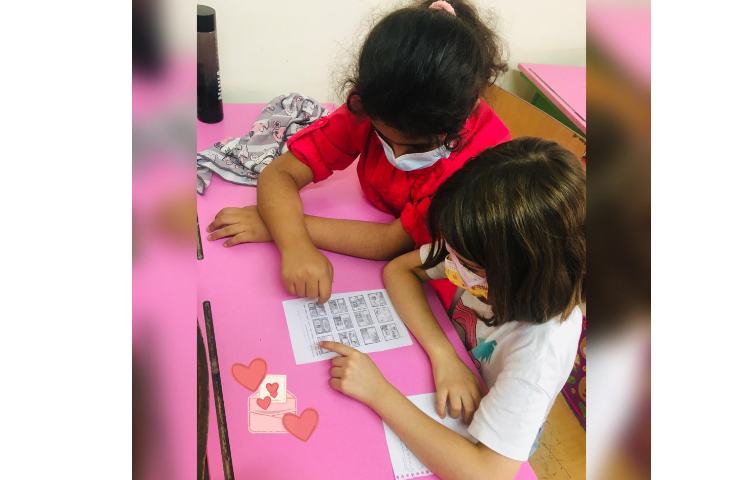 کارگروهی دانش آموزان در ساخت کاردستی مربوط به کشورها و پوستر دیواری آشنایی با فرهنگ ملل