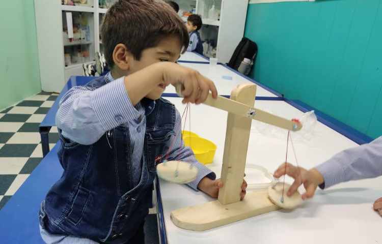 کار با ترازو جهت تثبیت یادگیری مفهوم سبک و سنگین 1