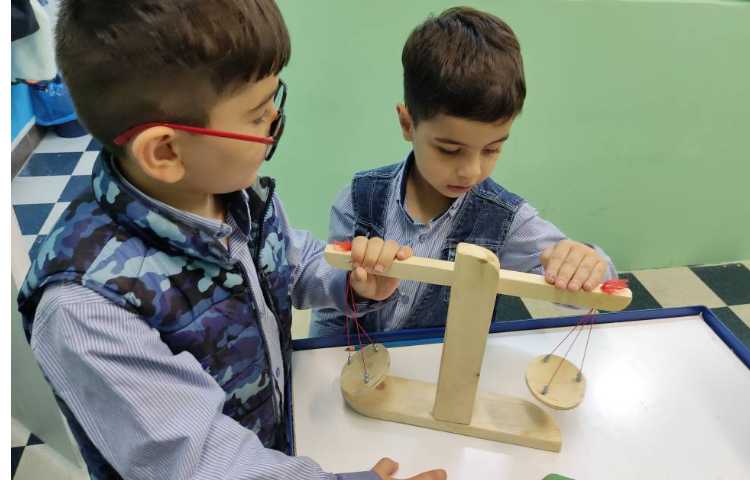 کار با ترازو جهت تثبیت یادگیری مفهوم سبک و سنگین 2