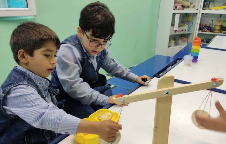 کار با ترازو جهت تثبیت یادگیری مفهوم سبک و سنگین 3