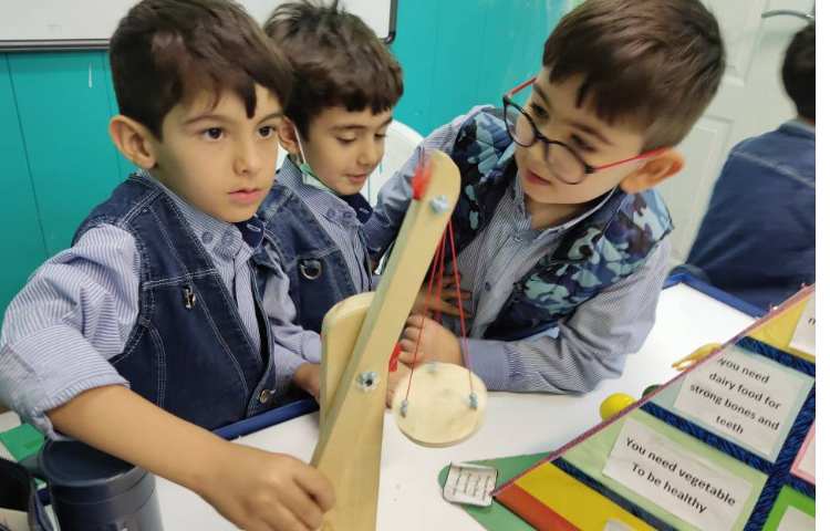 کار با ترازو جهت تثبیت یادگیری مفهوم سبک و سنگین 4