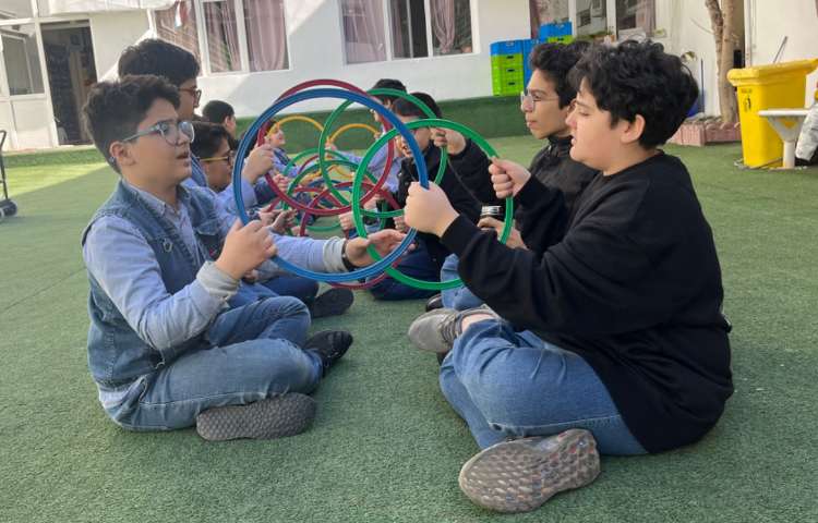 کار با حلقه جهت تقویت عمل و عکس العمل،همکاری و همدلی گروهی انجام شد 1