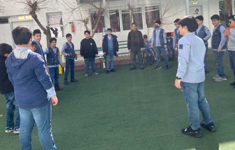 کار با حلقه جهت تقویت عمل و عکس العمل،همکاری و همدلی گروهی انجام شد 2