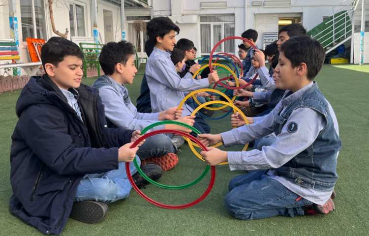 کار با حلقه جهت تقویت عمل و عکس العمل،همکاری و همدلی گروهی انجام شد