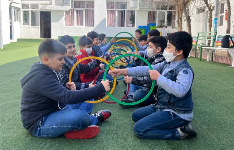 کار با حلقه جهت تقویت عمل و عکس العمل،همکاری و همدلی گروهی انجام شد 1