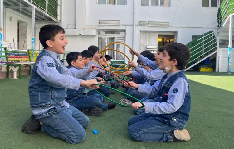 کار با حلقه جهت تقویت عمل و عکس العمل،همکاری و همدلی گروهی انجام شد 2