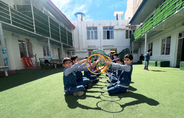 کار با حلقه جهت تقویت عمل و عکس العمل،همکاری و همدلی گروهی انجام شد 1