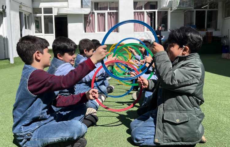 کار با حلقه جهت تقویت عمل و عکس العمل،همکاری و همدلی گروهی انجام شد 2