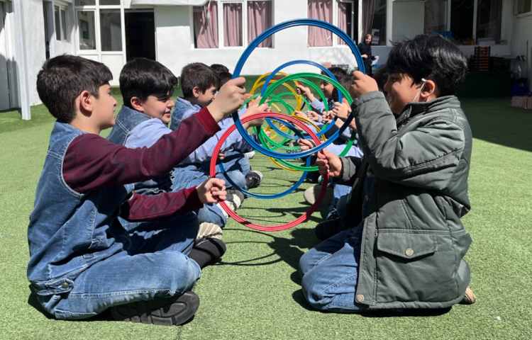 کار با حلقه جهت تقویت عمل و عکس العمل،همکاری و همدلی گروهی انجام شد 1