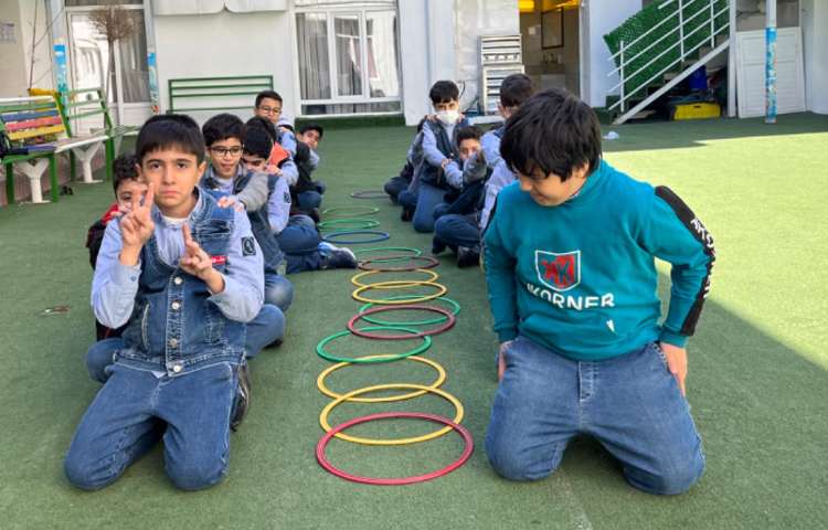 کار با حلقه جهت تقویت عمل و عکس العمل،همکاری و همدلی گروهی انجام شد