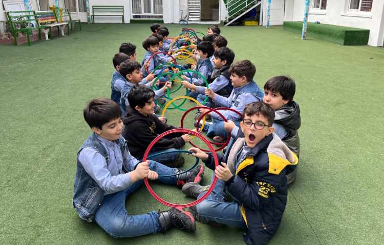 کار با حلقه جهت تقویت عمل و عکس العمل،همکاری و همدلی گروهی انجام شد 1